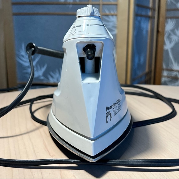 Proctor Silex Auto-off Iron Nonstick Soleplate and Adjustable Steam Spray Blast - Picture 3 of 11